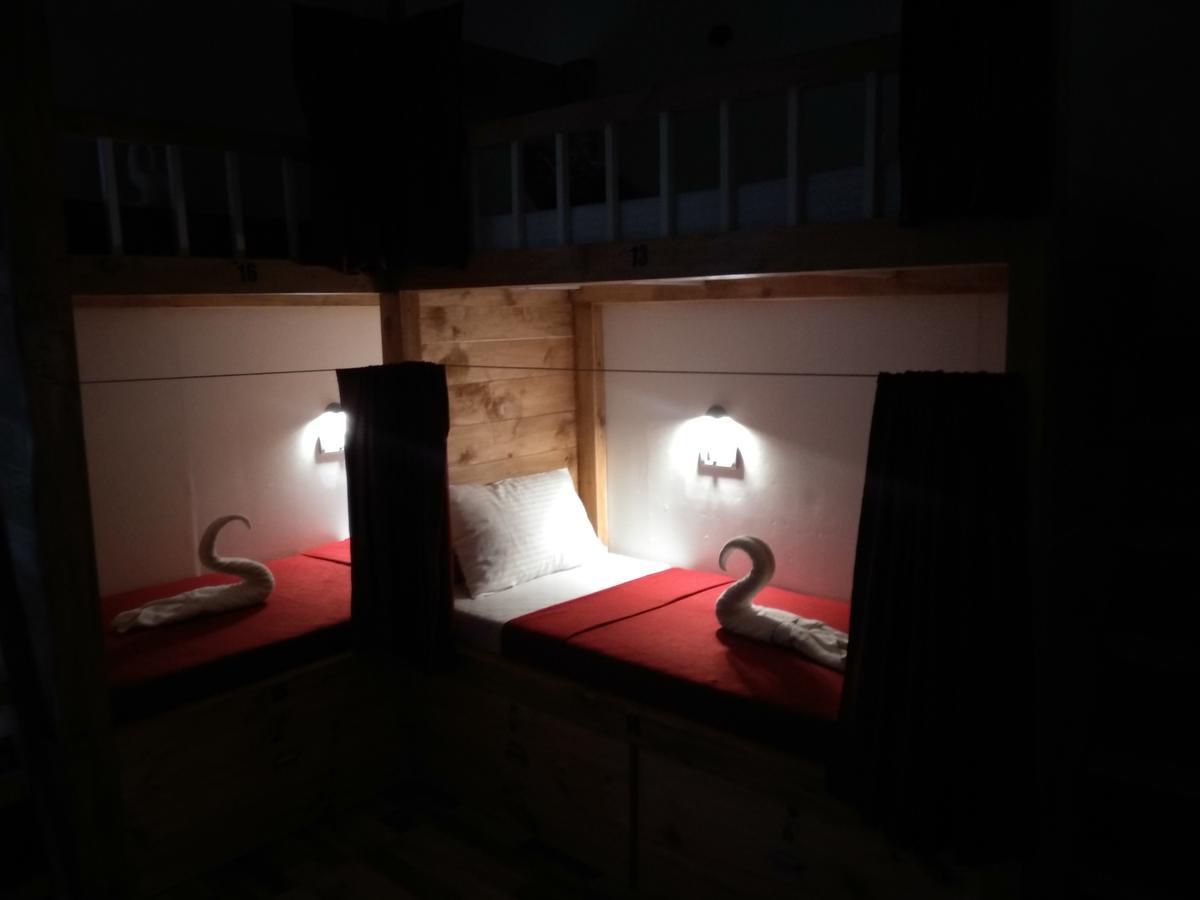 Hostel Curlies Zulu Land Andžuna Exteriér fotografie